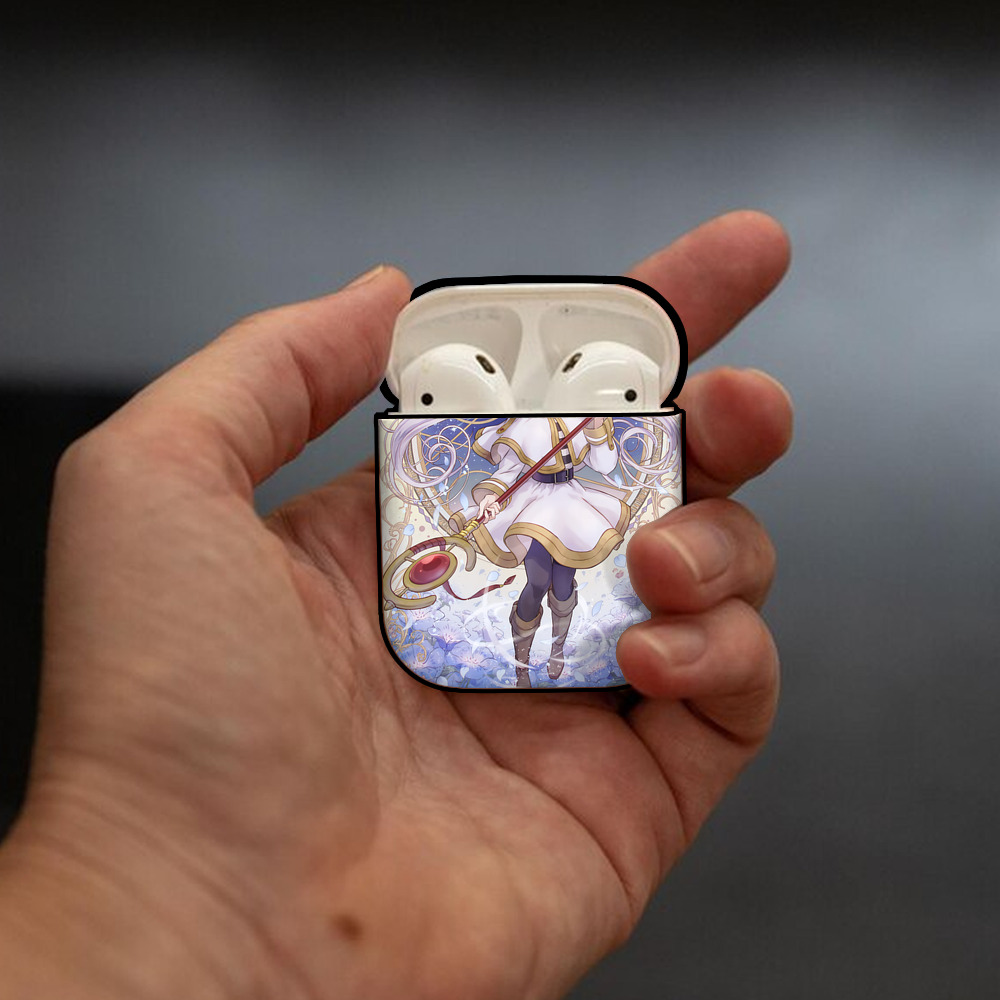 葬送のフリーレン Frieren AirPods 第2世代保護ケース ハードシェル ブラック 耐衝撃・防指紋・カラビナ付き