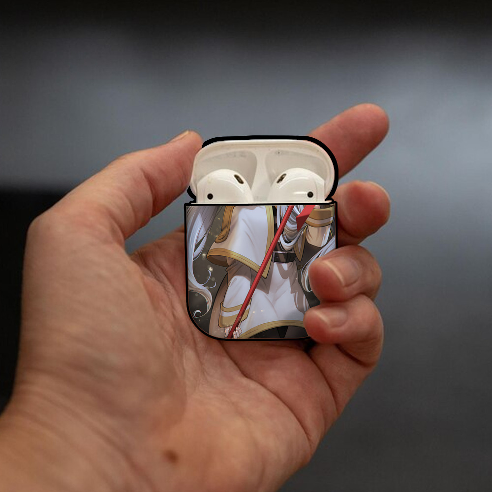 葬送のフリーレン Frieren AirPods 第2世代保護ケース ハードシェル ブラック 耐衝撃・防指紋・カラビナ付き