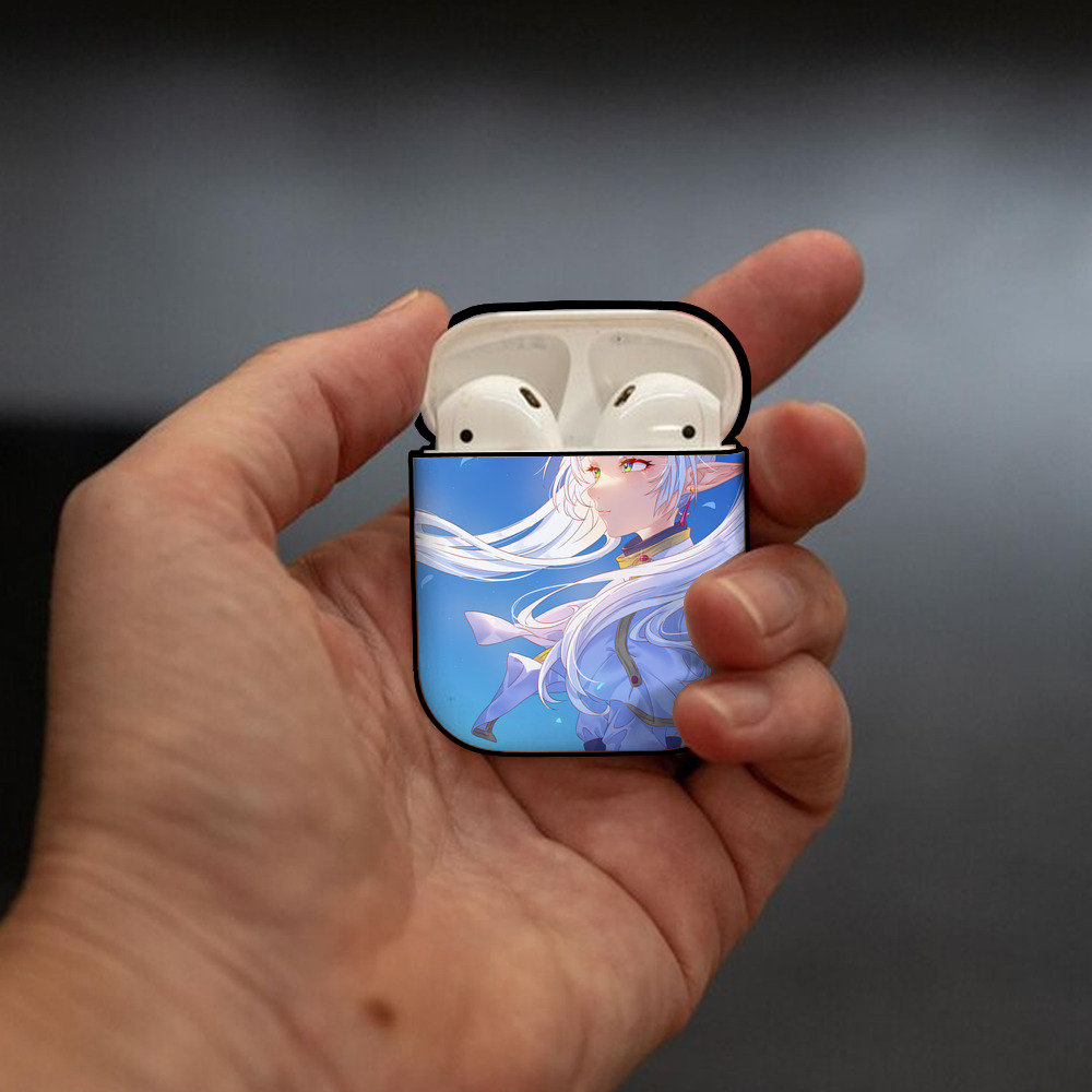 葬送のフリーレン Frieren AirPods 第2世代保護ケース ハードシェル ブラック 耐衝撃・防指紋・カラビナ付き