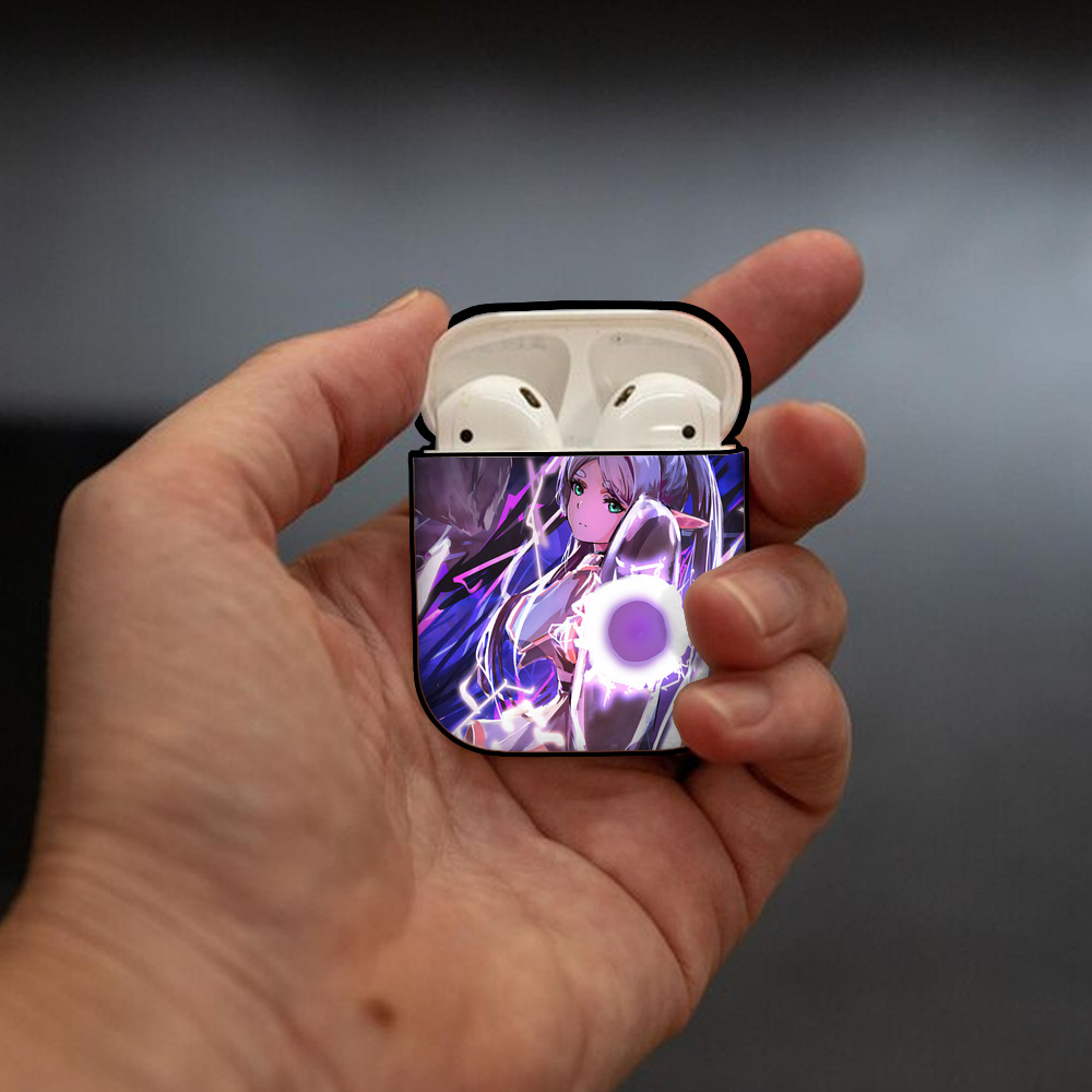 葬送のフリーレン Frieren AirPods 第2世代保護ケース ハードシェル ブラック 耐衝撃・防指紋・カラビナ付き