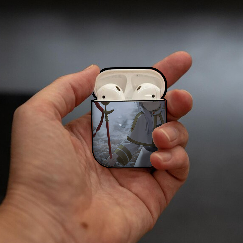 葬送のフリーレン Frieren AirPods 第2世代保護ケース ハードシェル ブラック 耐衝撃・防指紋・カラビナ付き