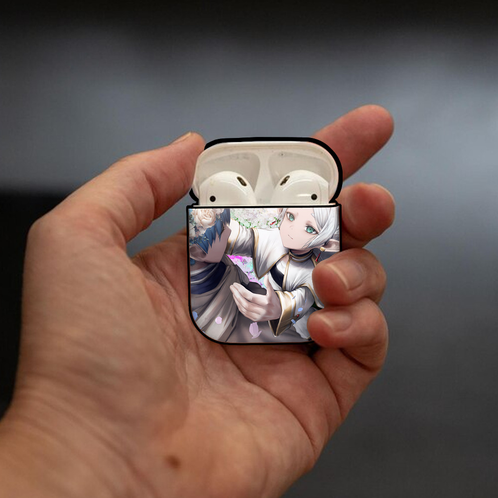 葬送のフリーレン Frieren AirPods 第2世代保護ケース ハードシェル ブラック 耐衝撃・防指紋・カラビナ付き