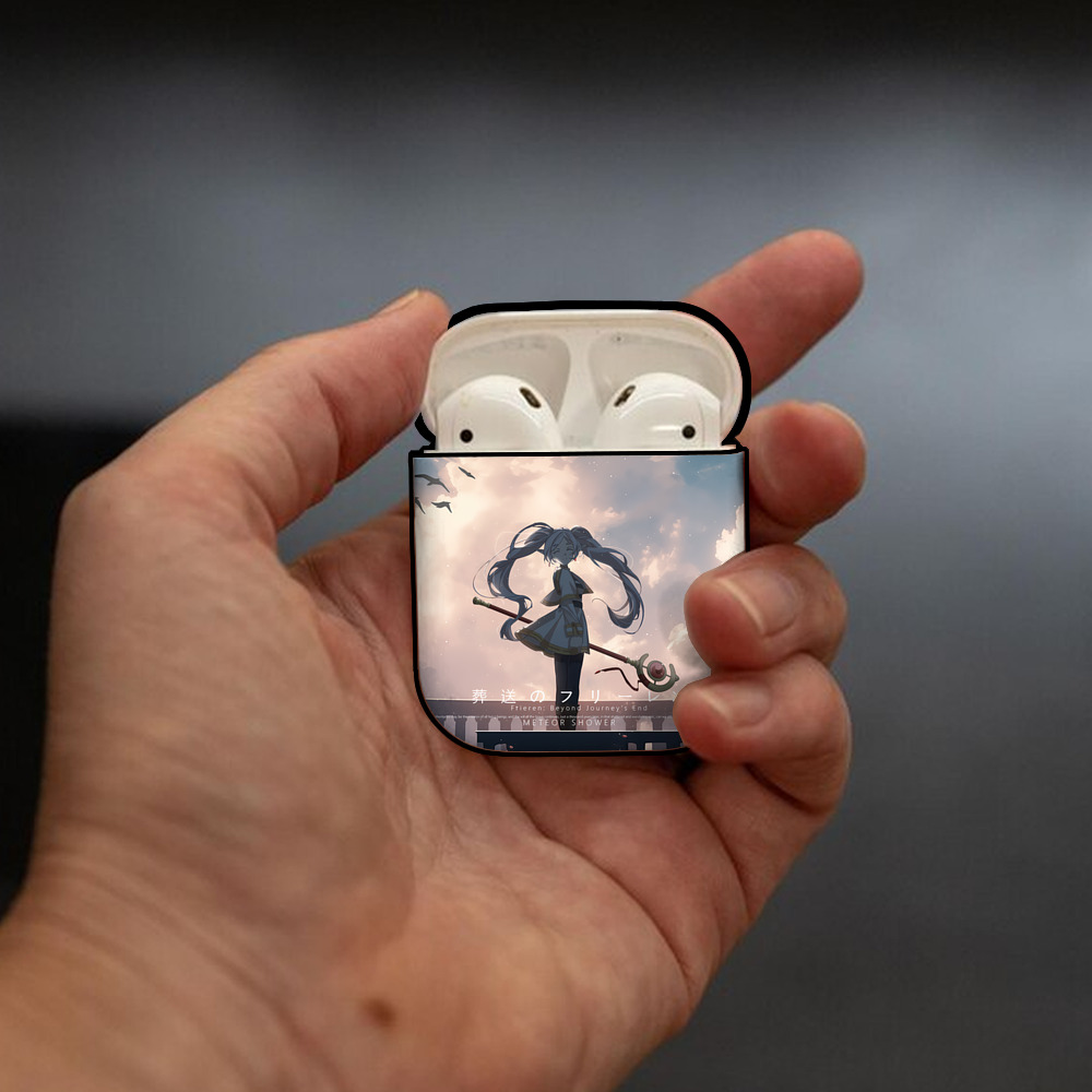 葬送のフリーレン Frieren AirPods 第2世代保護ケース ハードシェル ブラック 耐衝撃・防指紋・カラビナ付き