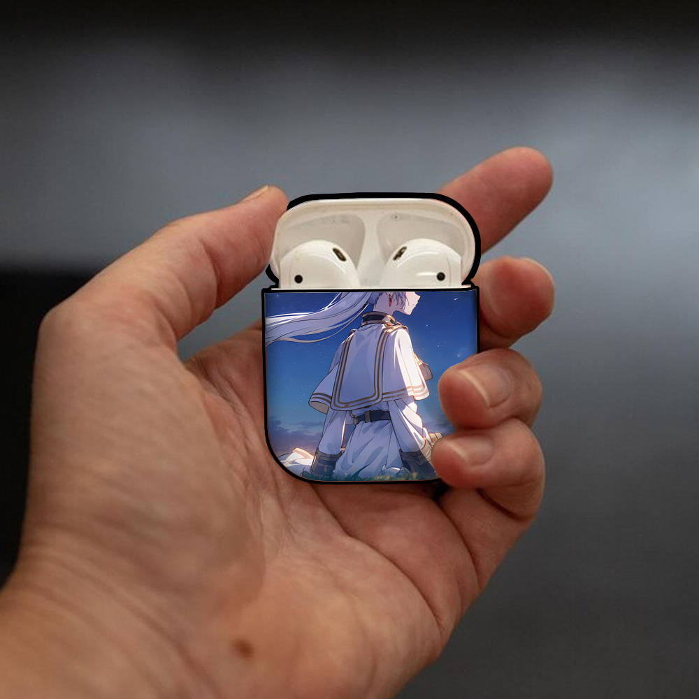 葬送のフリーレン Frieren AirPods 第2世代保護ケース ハードシェル ブラック 耐衝撃・防指紋・カラビナ付き