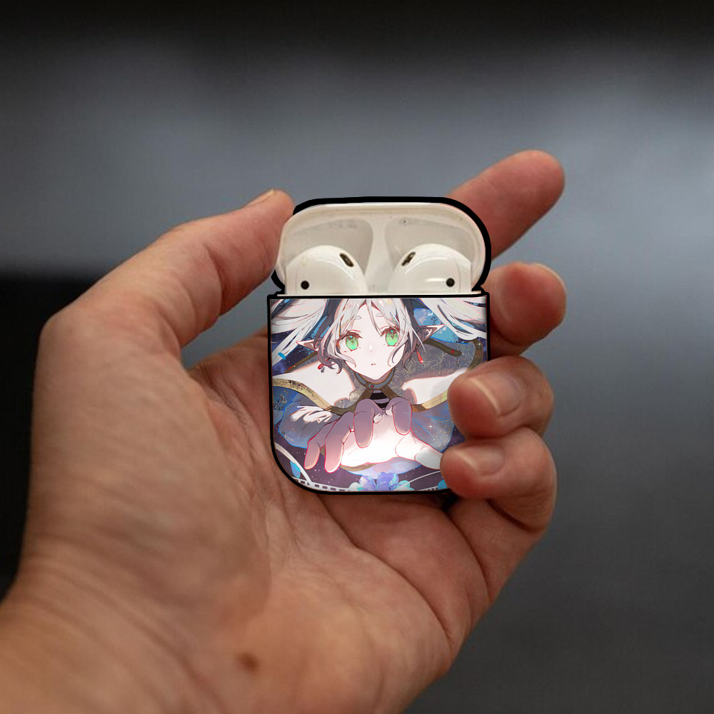 葬送のフリーレン Frieren AirPods 第2世代保護ケース ハードシェル ブラック 耐衝撃・防指紋・カラビナ付き