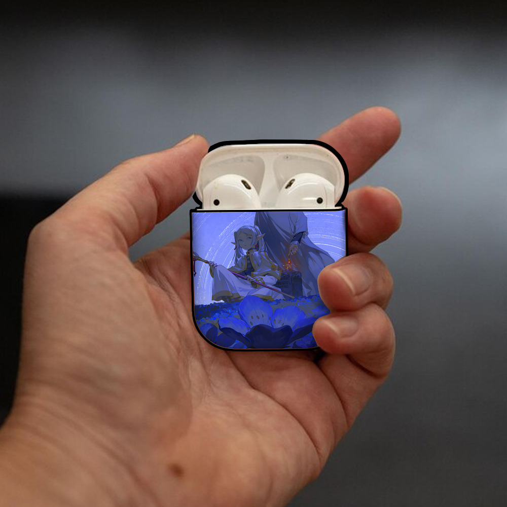 葬送のフリーレン Frieren AirPods 第2世代保護ケース ハードシェル ブラック 耐衝撃・防指紋・カラビナ付き