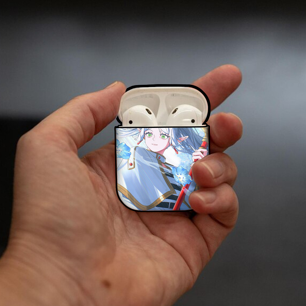 葬送のフリーレン Frieren AirPods 第2世代保護ケース ハードシェル ブラック 耐衝撃・防指紋・カラビナ付き