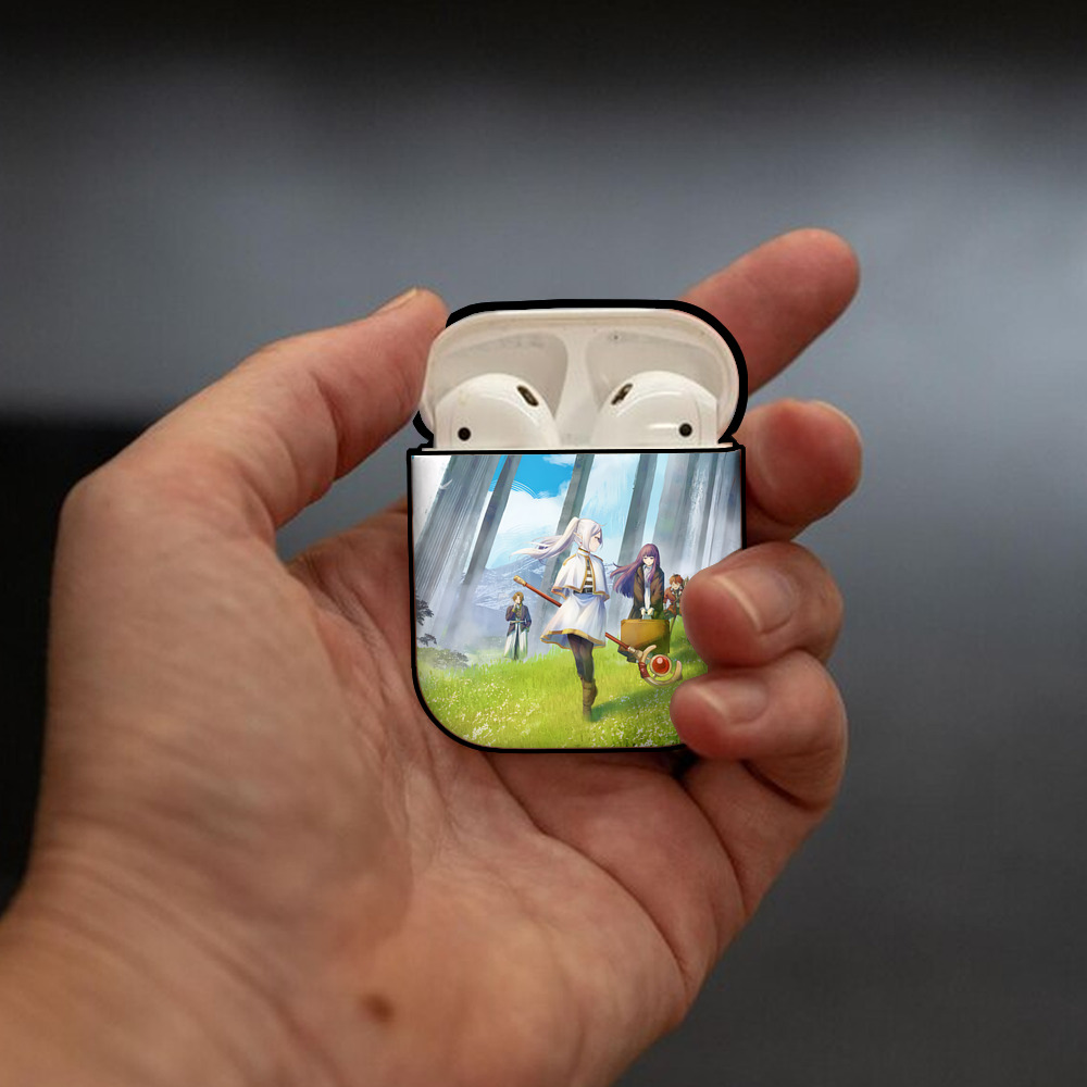 葬送のフリーレン Frieren AirPods 第2世代保護ケース ハードシェル ブラック 耐衝撃・防指紋・カラビナ付き