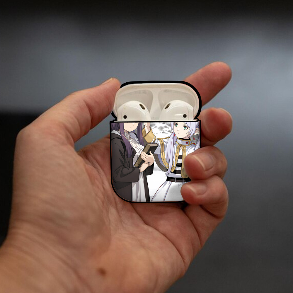 葬送のフリーレン Frieren AirPods 第2世代保護ケース ハードシェル ブラック 耐衝撃・防指紋・カラビナ付き