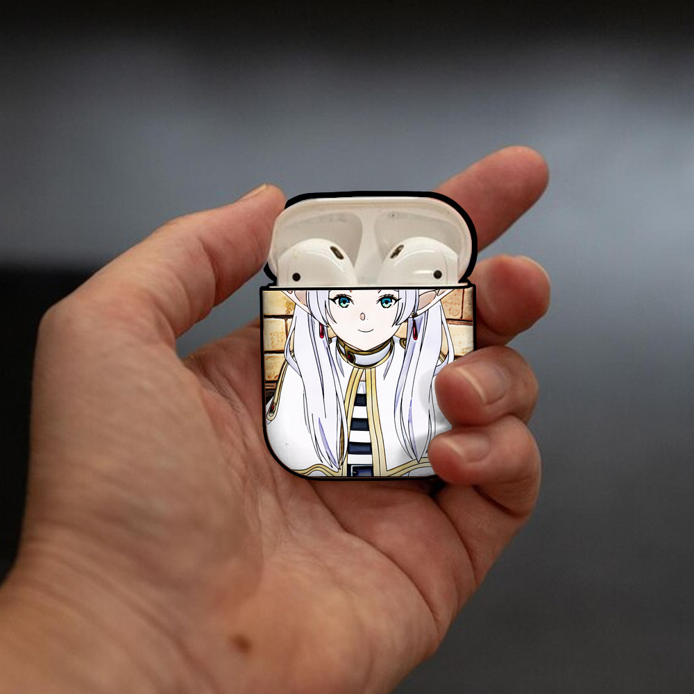 葬送のフリーレン Frieren AirPods 第2世代保護ケース ハードシェル ブラック 耐衝撃・防指紋・カラビナ付き