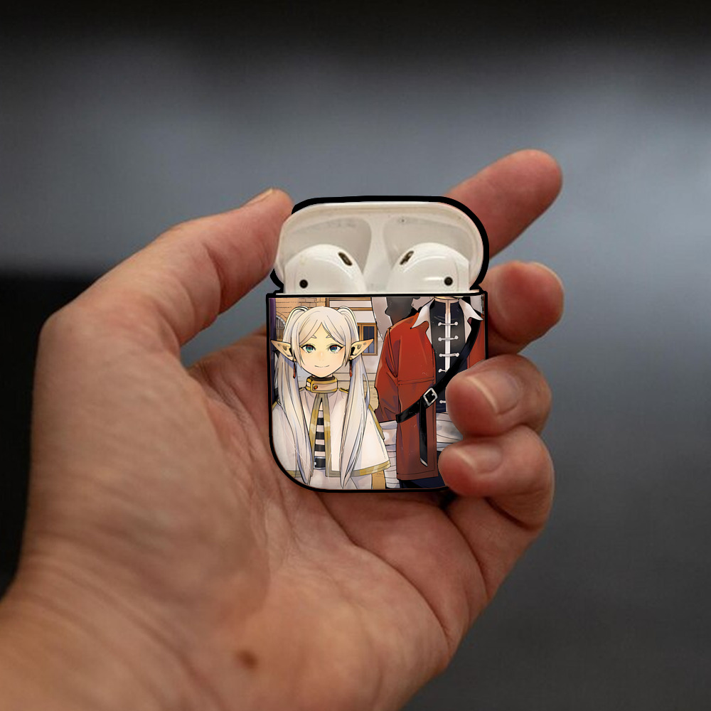葬送のフリーレン Frieren AirPods 第2世代保護ケース ハードシェル ブラック 耐衝撃・防指紋・カラビナ付き