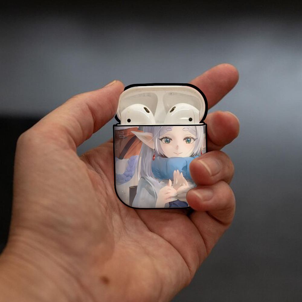 葬送のフリーレン Frieren AirPods 第2世代保護ケース ハードシェル ブラック 耐衝撃・防指紋・カラビナ付き