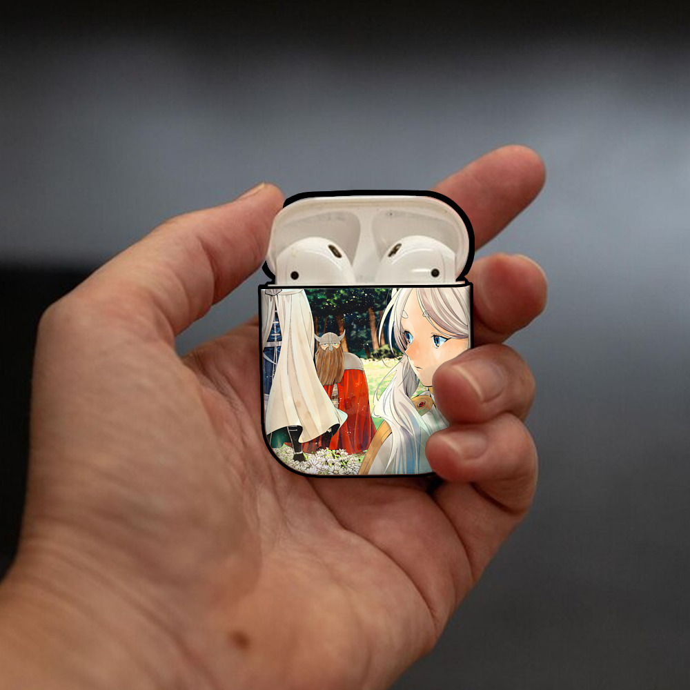 葬送のフリーレン Frieren AirPods 第2世代保護ケース ハードシェル ブラック 耐衝撃・防指紋・カラビナ付き