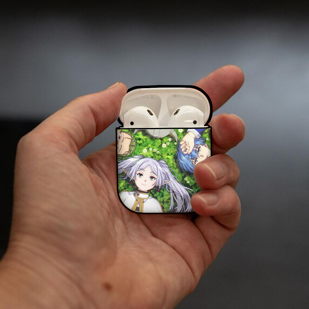 葬送のフリーレン Frieren AirPods 第2世代保護ケース ハードシェル ブラック 耐衝撃・防指紋・カラビナ付き