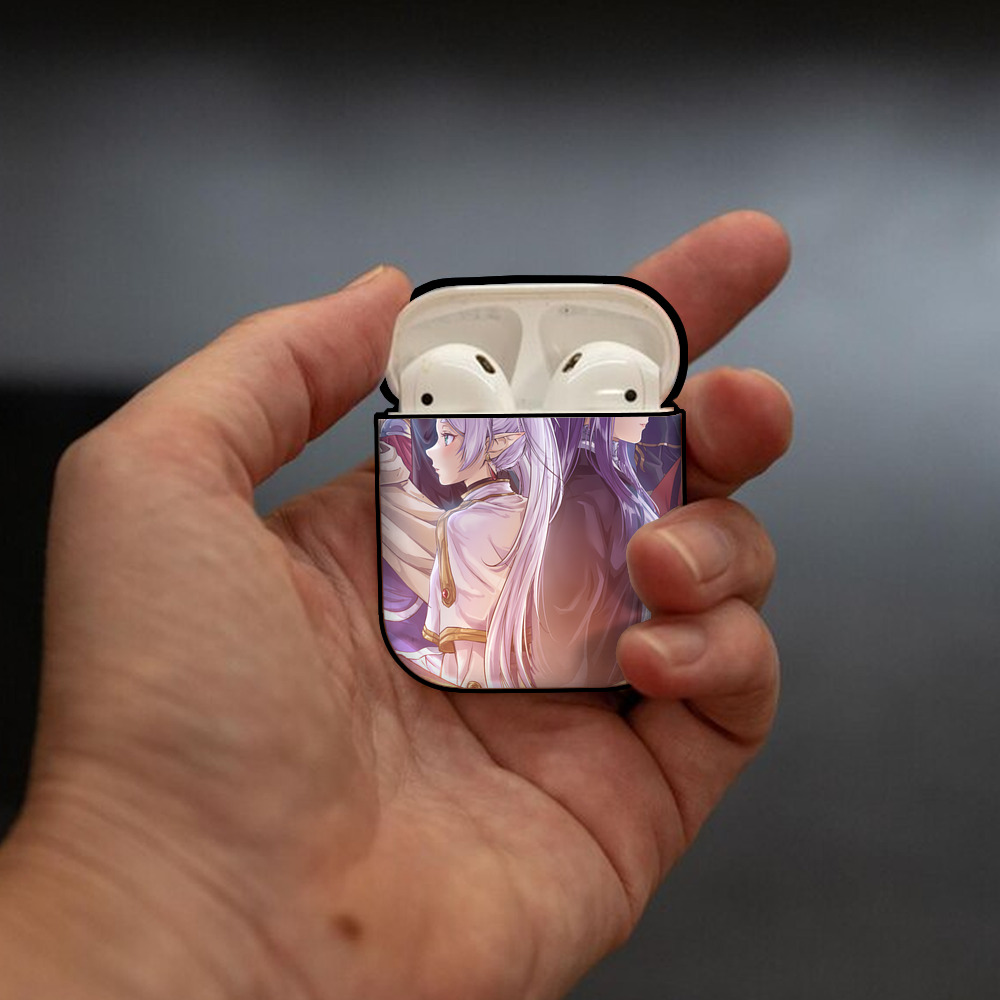 葬送のフリーレン Frieren AirPods 第2世代保護ケース ハードシェル ブラック 耐衝撃・防指紋・カラビナ付き