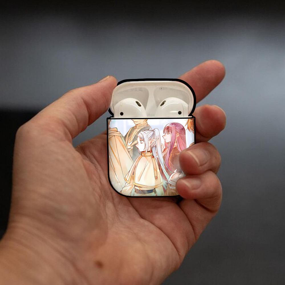 葬送のフリーレン Frieren AirPods 第2世代保護ケース ハードシェル ブラック 耐衝撃・防指紋・カラビナ付き
