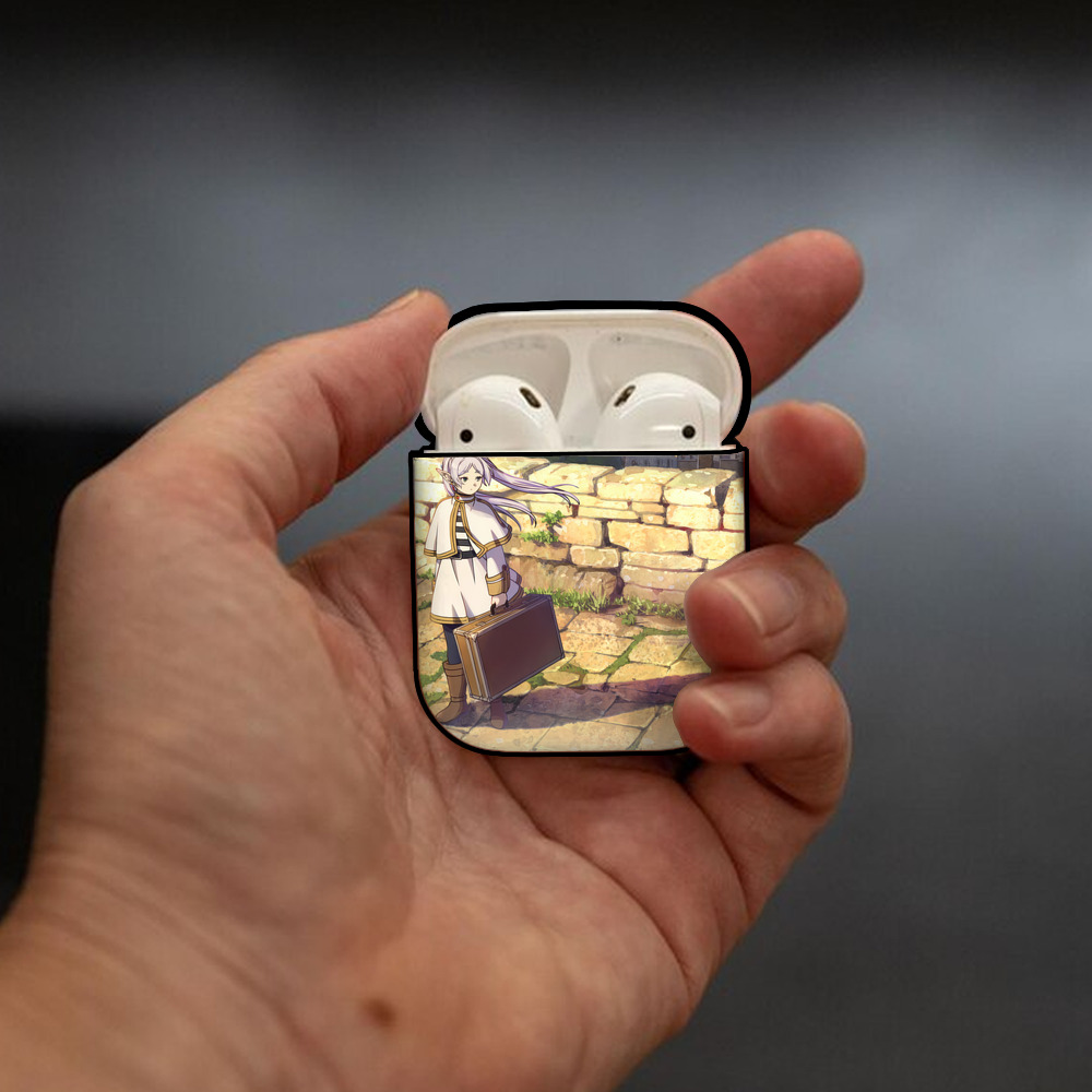 葬送のフリーレン Frieren AirPods 第2世代保護ケース ハードシェル ブラック 耐衝撃・防指紋・カラビナ付き
