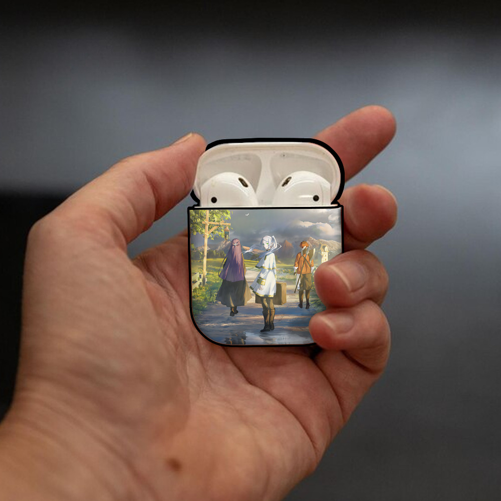 葬送のフリーレン Frieren AirPods 第2世代保護ケース ハードシェル ブラック 耐衝撃・防指紋・カラビナ付き