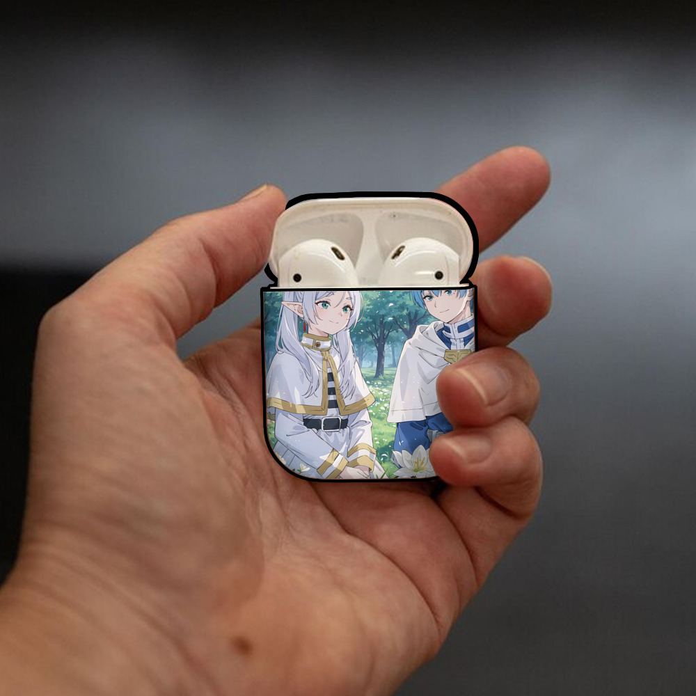 葬送のフリーレン Frieren AirPods 第2世代保護ケース ハードシェル ブラック 耐衝撃・防指紋・カラビナ付き