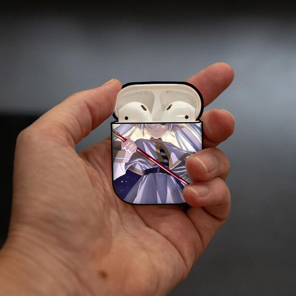 葬送のフリーレン Frieren AirPods 第2世代保護ケース ハードシェル ブラック 耐衝撃・防指紋・カラビナ付き
