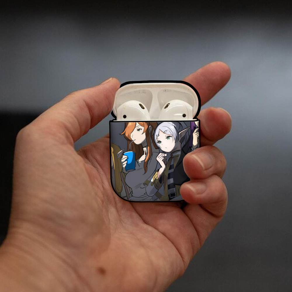 葬送のフリーレン Frieren AirPods 第2世代保護ケース ハードシェル ブラック 耐衝撃・防指紋・カラビナ付き