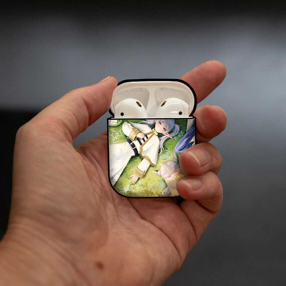 葬送のフリーレン Frieren AirPods 第2世代保護ケース ハードシェル ブラック 耐衝撃・防指紋・カラビナ付き
