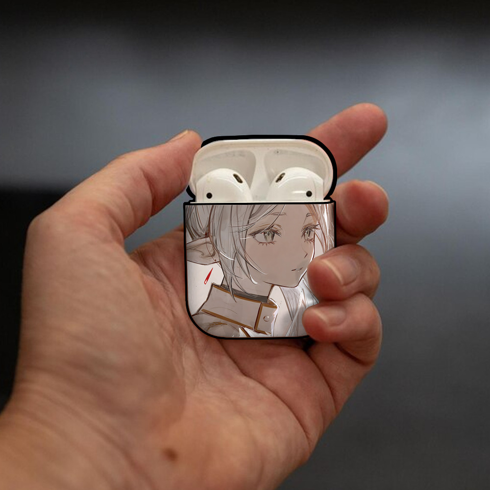 葬送のフリーレン Frieren AirPods 第2世代保護ケース ハードシェル ブラック 耐衝撃・防指紋・カラビナ付き