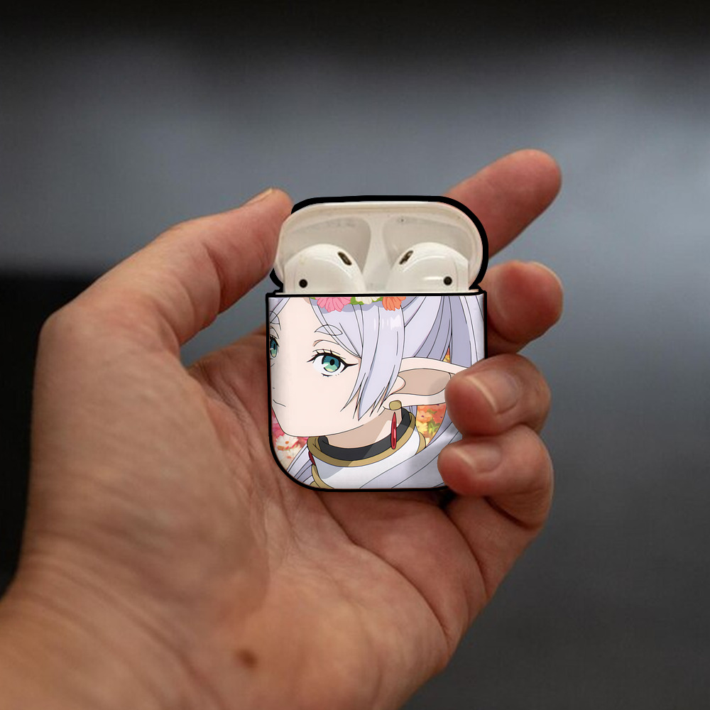 葬送のフリーレン Frieren AirPods 第2世代保護ケース ハードシェル ブラック 耐衝撃・防指紋・カラビナ付き