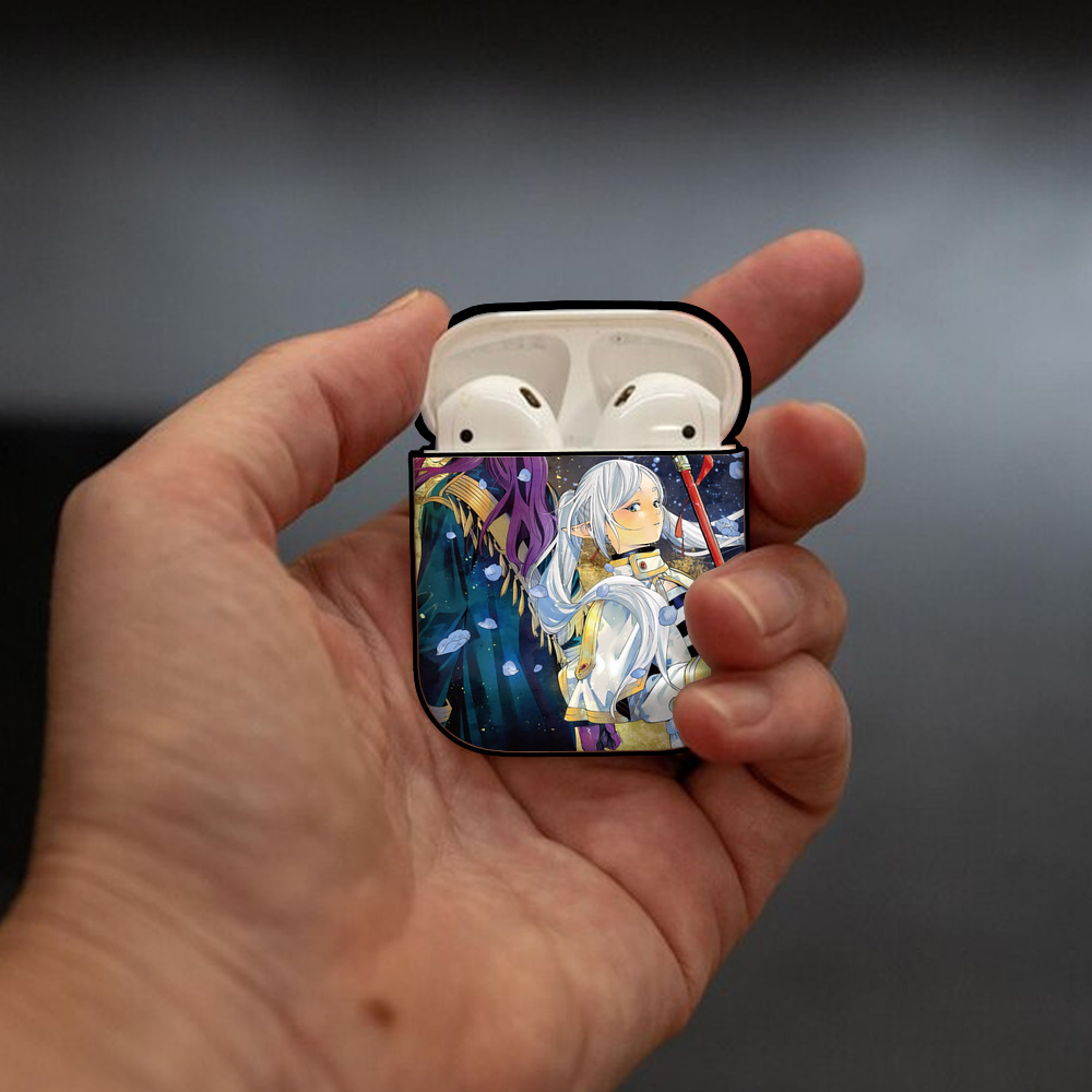 葬送のフリーレン Frieren AirPods 第2世代保護ケース ハードシェル ブラック 耐衝撃・防指紋・カラビナ付き