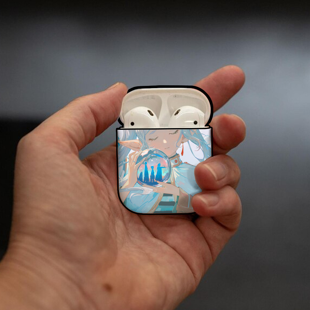 葬送のフリーレン Frieren AirPods 第2世代保護ケース ハードシェル ブラック 耐衝撃・防指紋・カラビナ付き