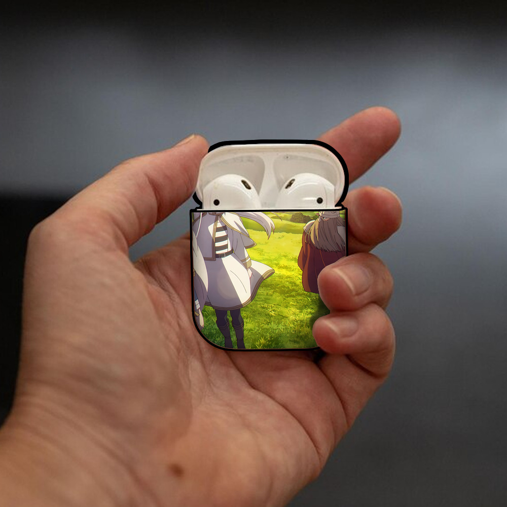 葬送のフリーレン Frieren AirPods 第2世代保護ケース ハードシェル ブラック 耐衝撃・防指紋・カラビナ付き