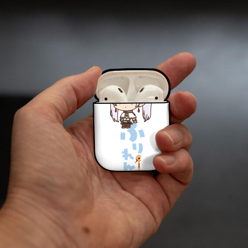 葬送のフリーレン Frieren AirPods 第2世代保護ケース ハードシェル ブラック 耐衝撃・防指紋・カラビナ付き