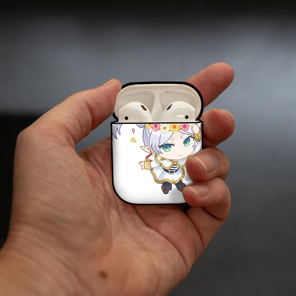 葬送のフリーレン Frieren AirPods 第2世代保護ケース ハードシェル ブラック 耐衝撃・防指紋・カラビナ付き