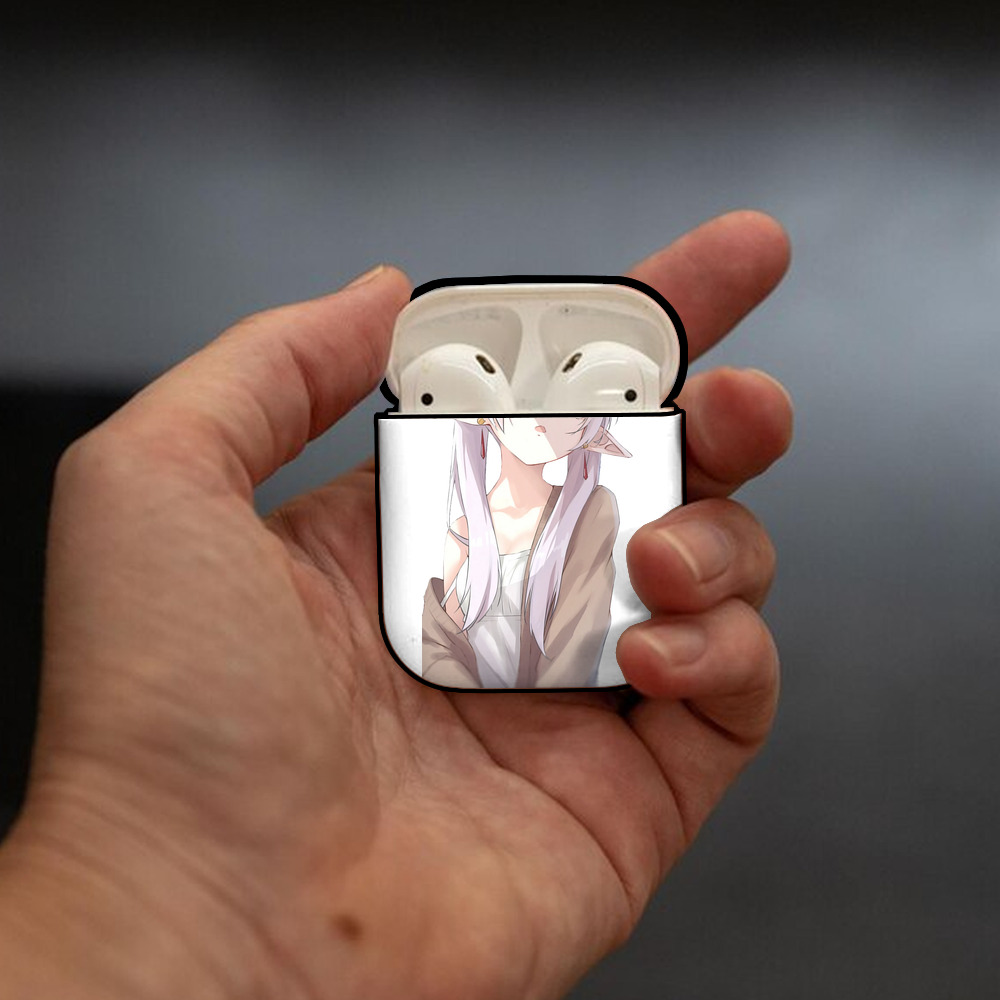 葬送のフリーレン Frieren AirPods 第2世代保護ケース ハードシェル ブラック 耐衝撃・防指紋・カラビナ付き