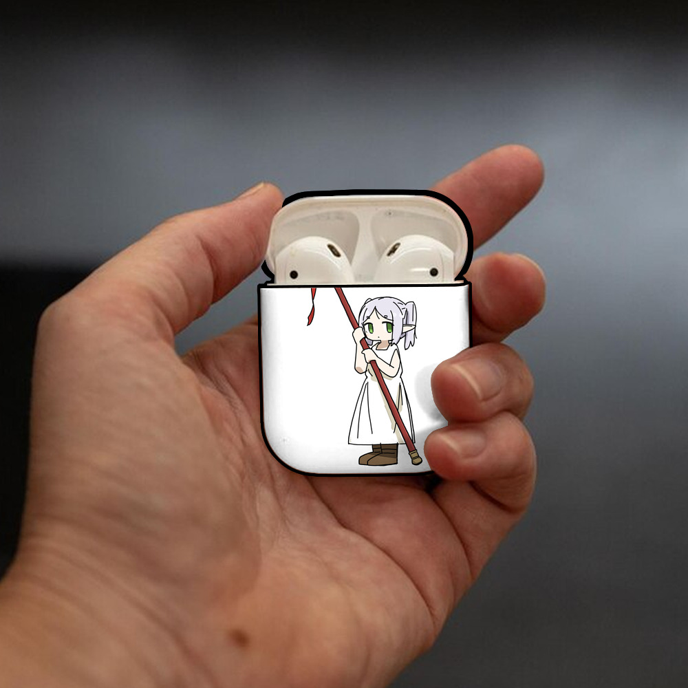 葬送のフリーレン Frieren AirPods 第2世代保護ケース ハードシェル ブラック 耐衝撃・防指紋・カラビナ付き