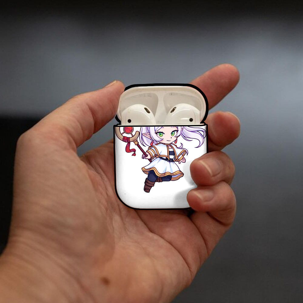 葬送のフリーレン Frieren AirPods 第2世代保護ケース ハードシェル ブラック 耐衝撃・防指紋・カラビナ付き