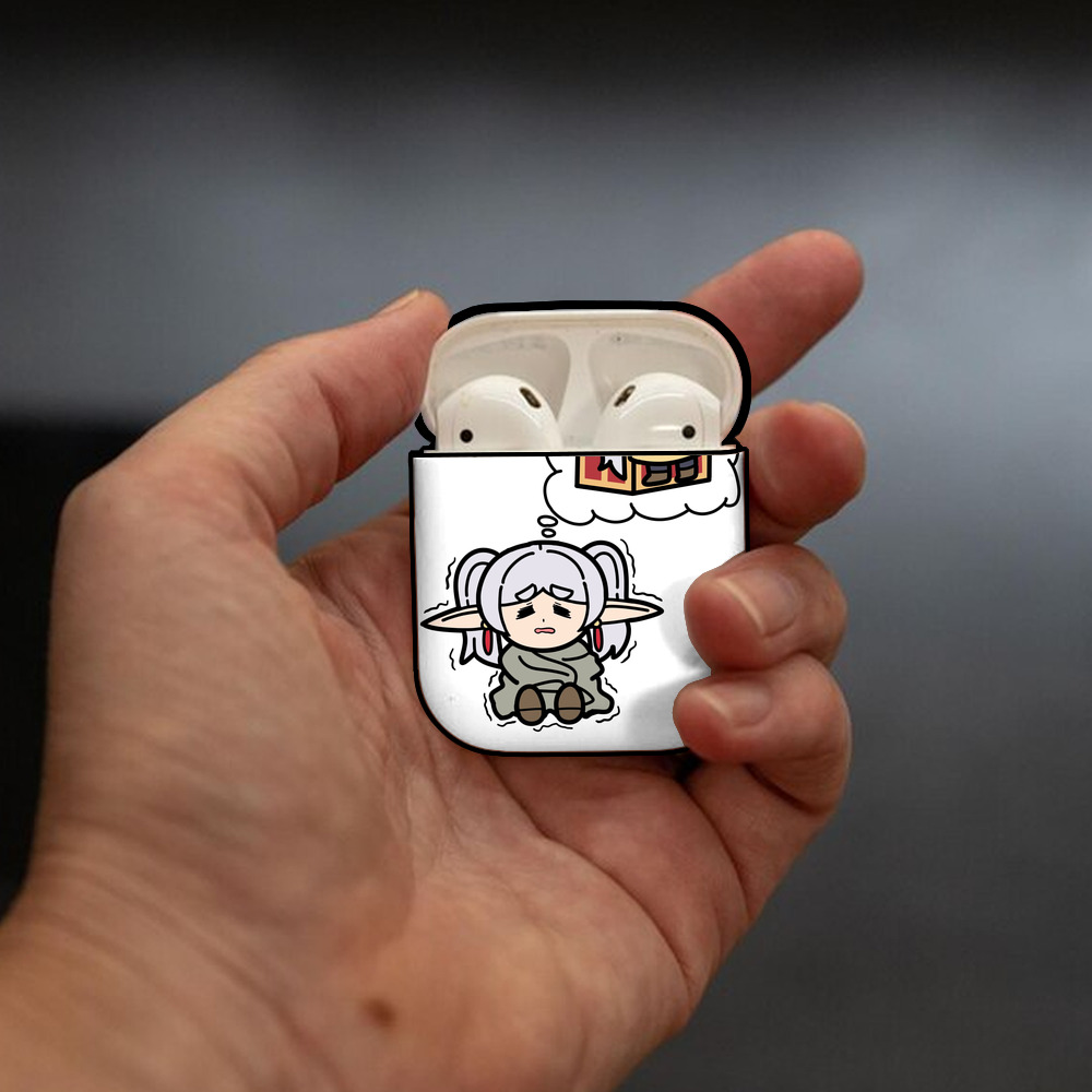 葬送のフリーレン Frieren AirPods 第2世代保護ケース ハードシェル ブラック 耐衝撃・防指紋・カラビナ付き