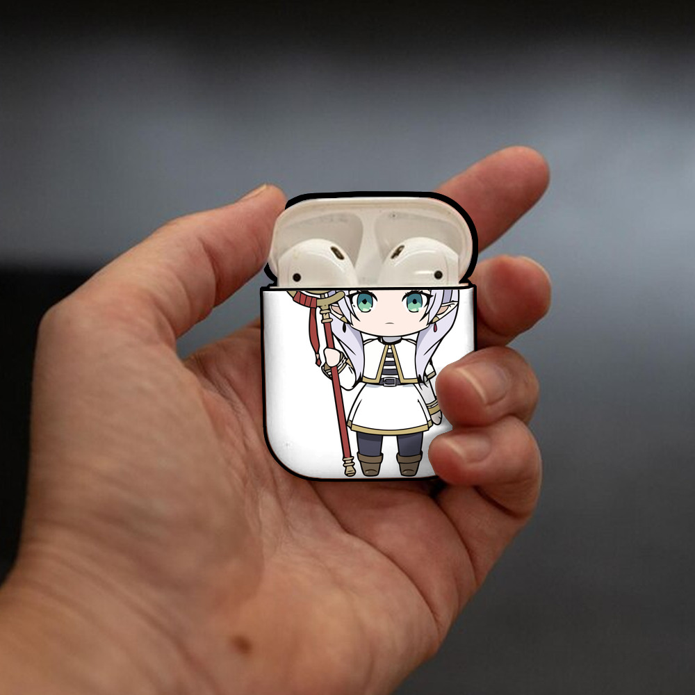葬送のフリーレン Frieren AirPods 第2世代保護ケース ハードシェル ブラック 耐衝撃・防指紋・カラビナ付き