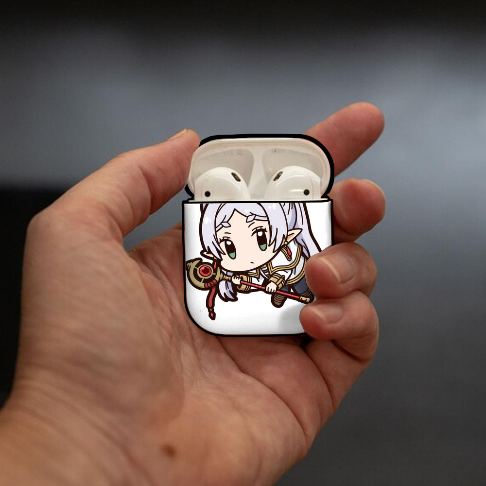 葬送のフリーレン Frieren AirPods 第2世代保護ケース ハードシェル ブラック 耐衝撃・防指紋・カラビナ付き