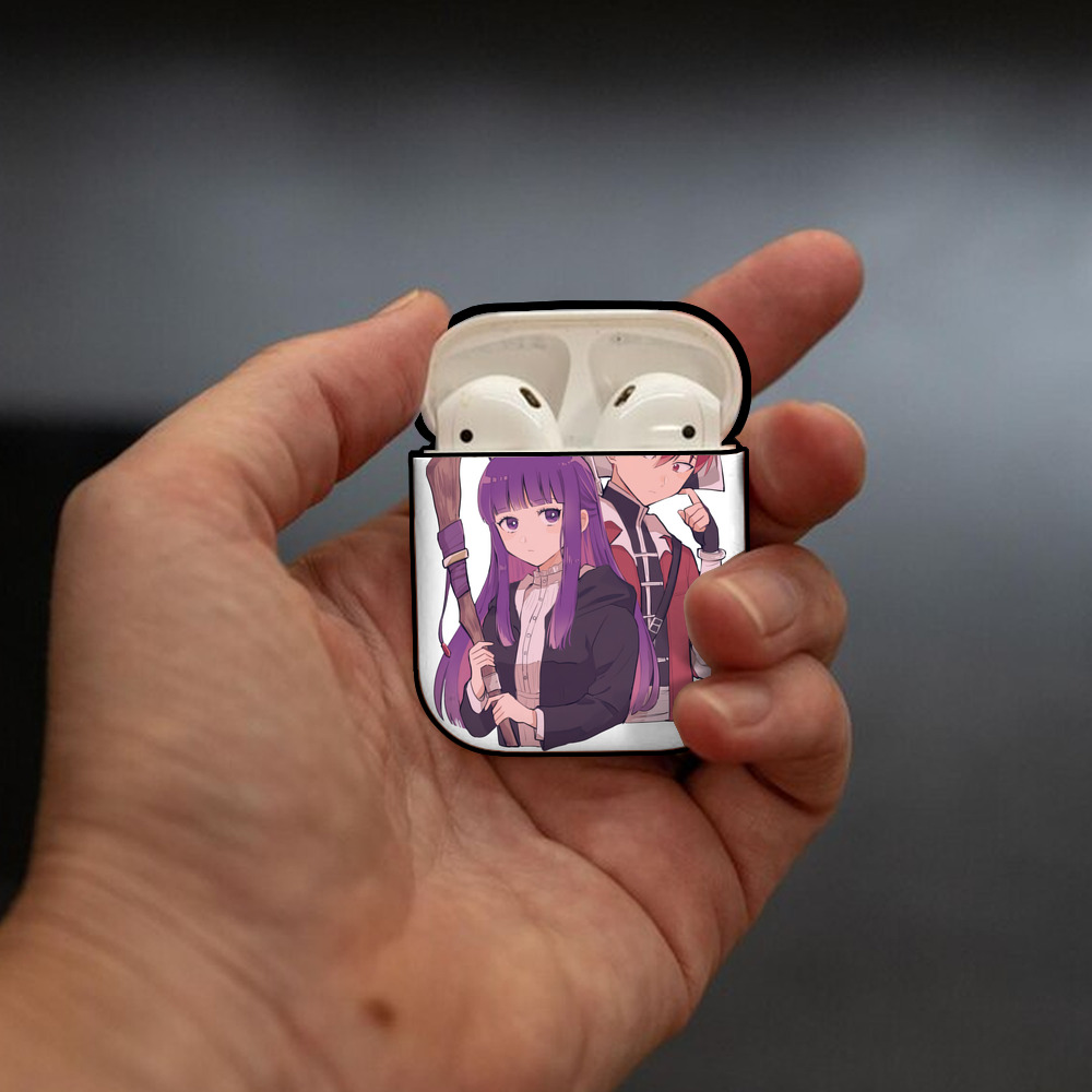 葬送のフリーレン Frieren AirPods 第2世代保護ケース ハードシェル ブラック 耐衝撃・防指紋・カラビナ付き