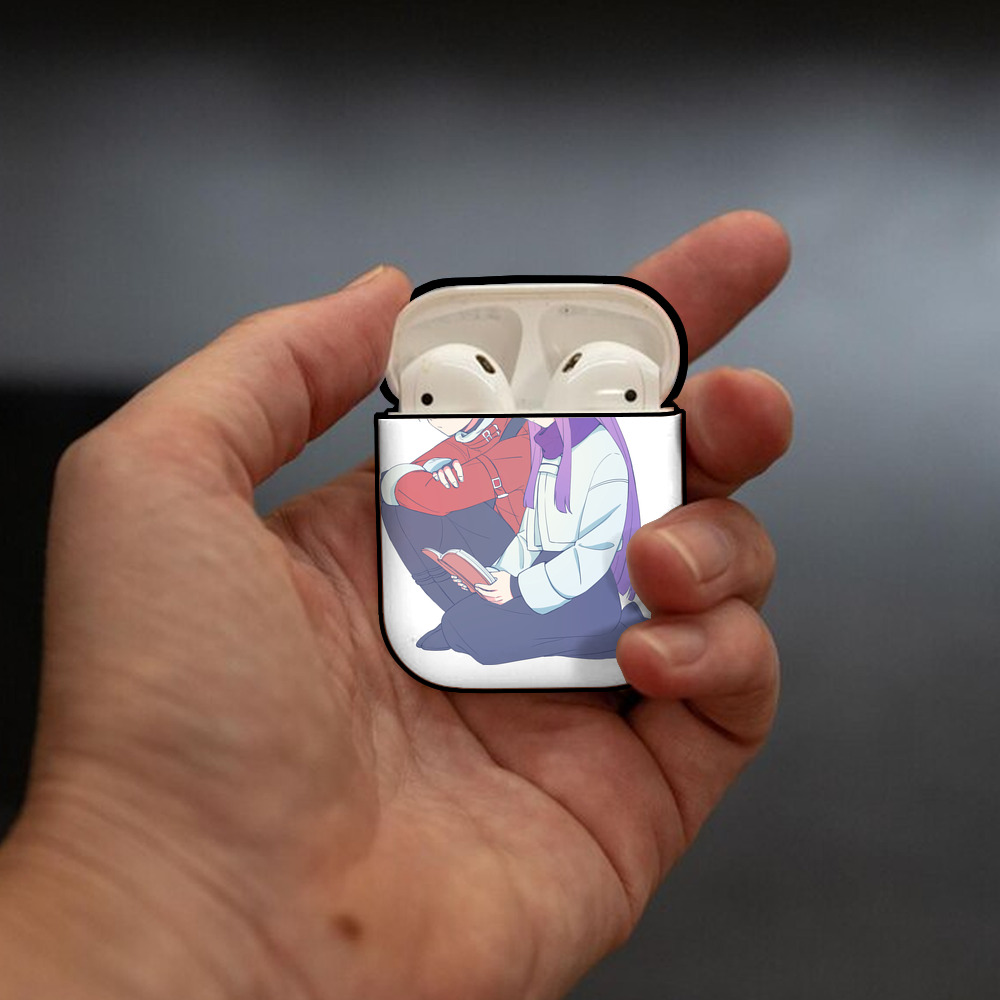 葬送のフリーレン Frieren AirPods 第2世代保護ケース ハードシェル ブラック 耐衝撃・防指紋・カラビナ付き