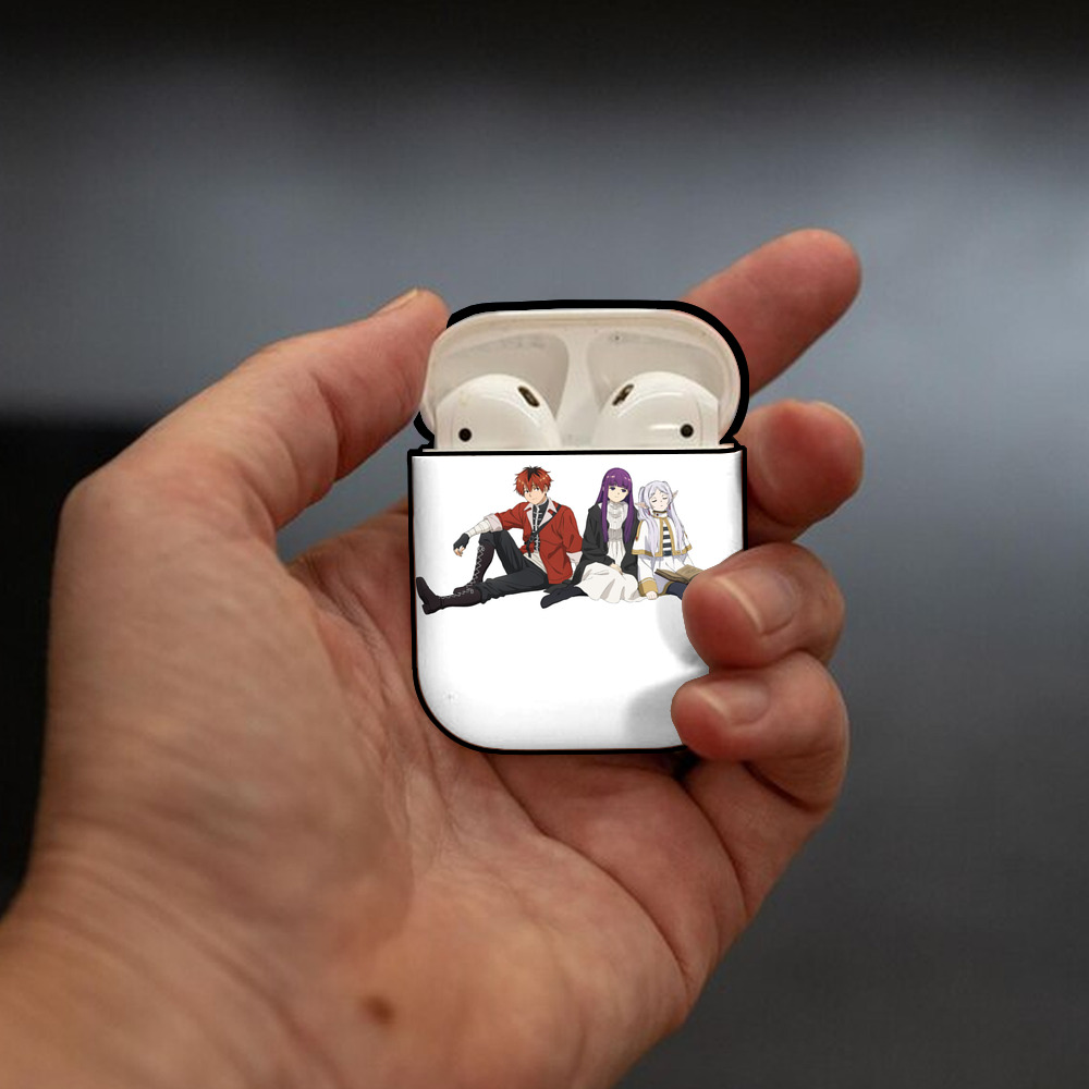 葬送のフリーレン Frieren AirPods 第2世代保護ケース ハードシェル ブラック 耐衝撃・防指紋・カラビナ付き